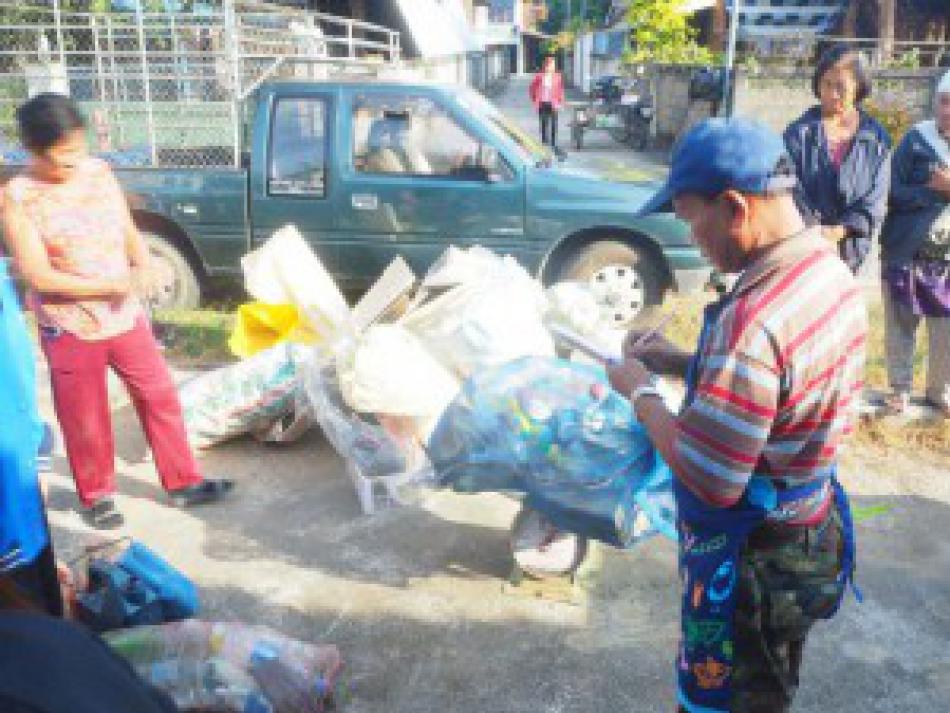 กิจกรรมออกรับซื้อขยะ หมู่บ้านต้นแบบ หมู่ที่ 11 บ้านทุ่งเจริญ (จำนวน 6 ภาพ)